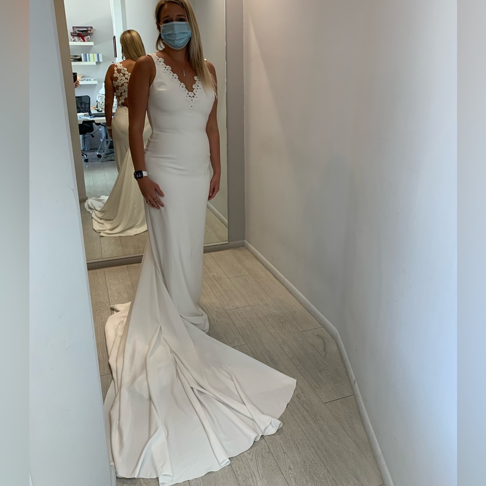 Pronovias Manon Wedding Dress Size 12 – Floral Back, V-Neck, Train - Picture 6 of 16